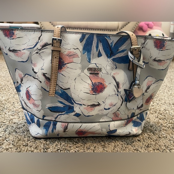 Guess tote - Picture 9 of 9